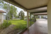 3 BR 2 Bath Salt Air Retreat on Deep Water Canal Minutes to the Gulf Hotels in Hudson