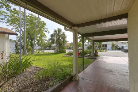 3 BR 2 Bath Salt Air Retreat on Deep Water Canal Minutes to the Gulf