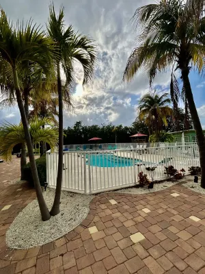 Starfish Cottage - Sleeps 4 - Escape the Cold; Our Pool IS Heated!