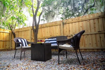 Cozy 1-bedroom with a beautiful backyard in awesome Orlando 柑橘碗附近的飯店