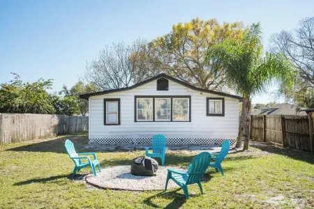 Charming 2-bedroom house with huge yard and firepit in Eagle Lake