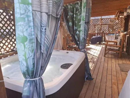Cozy Garden Cabin Patio, Pool, Pets Just Two Blocks to the Lake and Fishing Dock