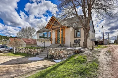 Cozy Custer Cottage: Family-Friendly, SD Charm, Bar, Deck & Walk to Dining Hotels near Buffalo Ridge Camp Resort