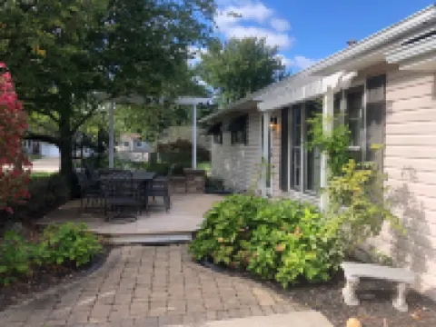 Hometown Cozy  ADA friendly, Kids, Pets, King Bed! Quiet, Safe Neighborhood