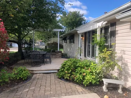 Hometown Cozy  ADA friendly, Kids, Pets, King Bed! Quiet, Safe Neighborhood