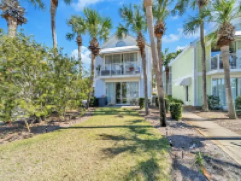 Beach Bungalow-Crystal Beach, Destin-Across Street from Beach & Steps to Pool