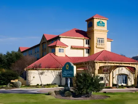 La Quinta Inn & Suites by Wyndham Austin Southwest Отели рядом с достопримечательностью «Парк Цилкер Метрополитан»