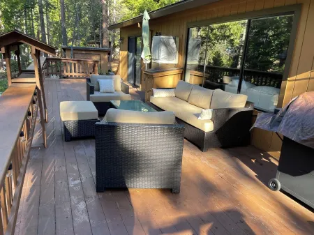 Rancho Relax-o nestled on 1 acre lot w / large deck and flat driveway