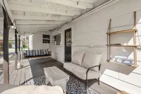 Charming Cottage in Old Town Tomball -walk to shopping and restaurants