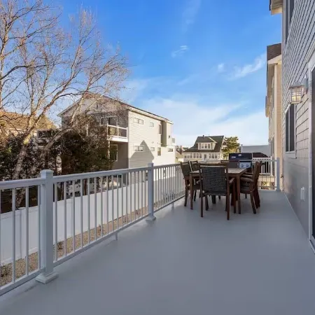 1 Block to Beach with Linens + Towels & Beach Badges