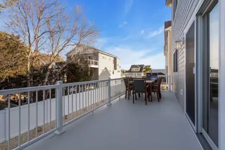 1 Block to Beach with Linens + Towels & Beach Badges