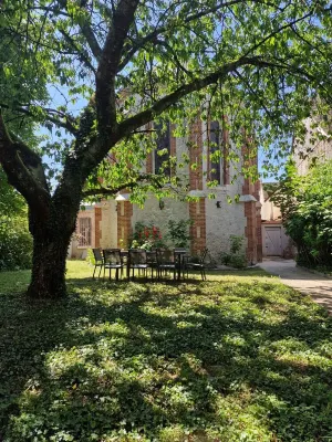 Magnifique Chapelle Entièrement Rénovée en Cœur de Ville Pour 8 Personnes Hotels in Montargis