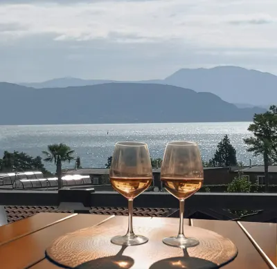 Open Space in the Village with Direct Access to the Beach Hotels near Manerba del Garda, Hundestrand
