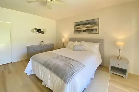 NEW 3-bedroom condo in Palm Desert with 2 Pools, WiFi, Pickle Ball, Tennis + Gym Отели рядом с достопримечательностью «40868 Ave Solana»