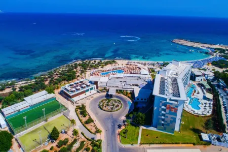 Asterias Beach Hotel Отели рядом с достопримечательностью «Ayia Napa Square»