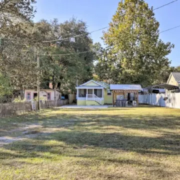 Off Duty Retreat ~ Sleeps 10,  Screen Porch, Plenty of Parking, Blackstone Grill