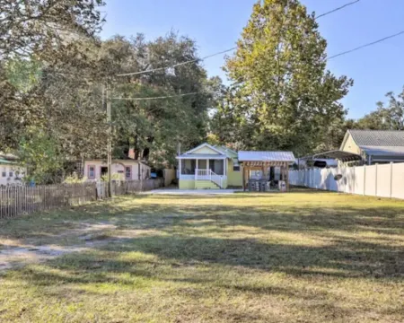 Off Duty Retreat ~ Sleeps 10,  Screen Porch, Plenty of Parking, Blackstone Grill Hotels in Steinhatchee