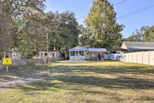 Off Duty Retreat ~ Sleeps 10,  Screen Porch, Plenty of Parking, Blackstone Grill