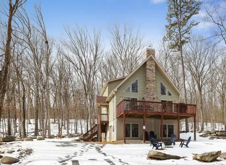 Lake House in the Summer, Ski Chalet in the Winter, Pet Friendly!