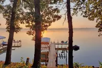 New Rental!!! Sunny Waters Escape on East Lake Private Dock- Sleeps 10