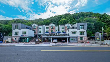 Namwon Jirisan Snake Temple Pension Отели рядом с достопримечательностью «Silsangsa Temple»