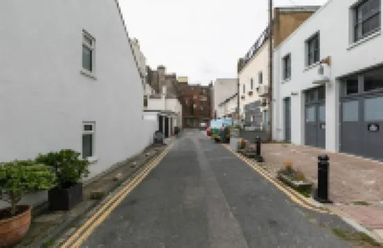 Bright Spacious Condo Free Parking 5Min to Beach