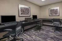 La Quinta Inn & Suites by Wyndham San Antonio Riverwalk - Business