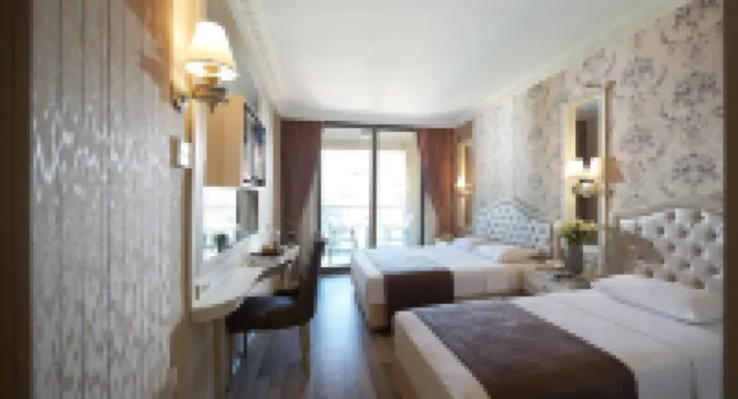 엠레 비치 & 엠레 호텔