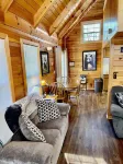 Beary Charming Hottub Great Location 4 Miles to Gatlinburg - 小木屋