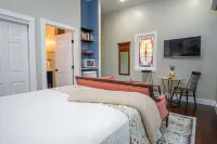 Exquisite Studio Guesthouse Near Downtowns Core Hotels in Southtown