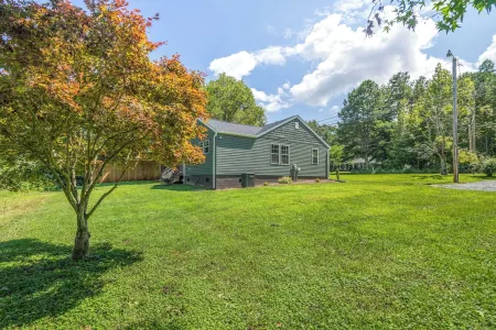 Luxe Cottage w/ hot tub + firepit + library near lake. Pet friendly!