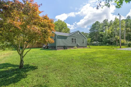 Luxe Cottage w/ hot tub + firepit + library near lake. Pet friendly!