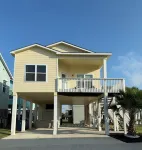 Charming Coastal Cottage with Community Pool