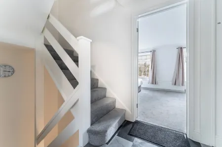 Purley House-Sleeps 8-Near Gatwick-Games Room Отели рядом со станцией West Croydon