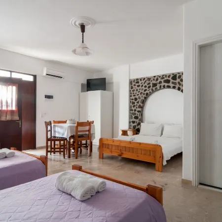 Holiday Beach Resort Santorini Отели рядом с достопримечательностью «Пляж Перисса»