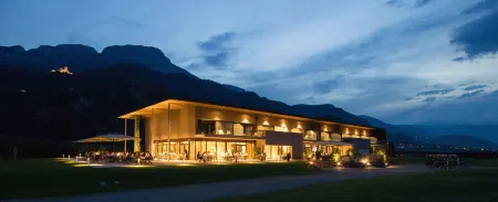 The Lodge Sporthotel - Golfclub Eppan Отели рядом с достопримечательностью «Monticolo Lake»
