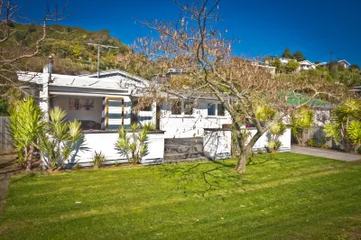 3 & 4 Bedroom Holiday Houses Central Picton Hotels near Picton Port