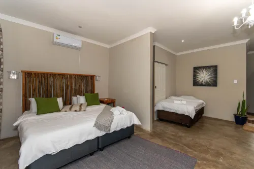Woodpeckers Guest House - parking