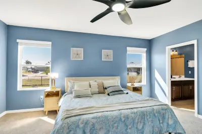 Sunny Shore Retreat: Pool, Golf, Softball Hotels near Seahawk Park