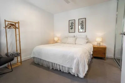 Stylish Ground-floor stay near Austin Hospital - Walk to Cafes & Yarra Trails