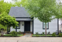 Hollywood House - Walk to UofA 아칸소 에어 앤드 밀리터리 뮤지엄 주변 호텔