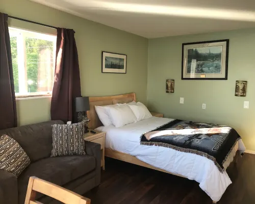 Alaskan Waterfront Studio Apartment (Wolf Suite) Vacation Rental โรงแรมในซิตกา