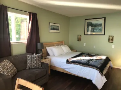 Alaskan Waterfront Studio Apartment (Wolf Suite) Vacation Rental Hotels near Grace Harbor