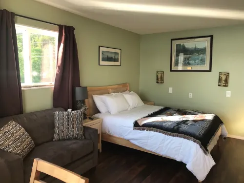 Alaskan Waterfront Studio Apartment (Wolf Suite) Vacation Rental