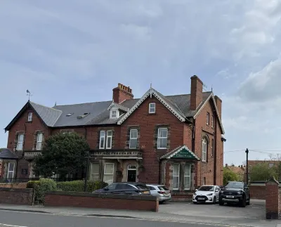 Elford House Hotels near Captain Cook Memorial