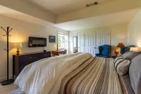 Perfect Mountain Getaway with mountain views and private patio