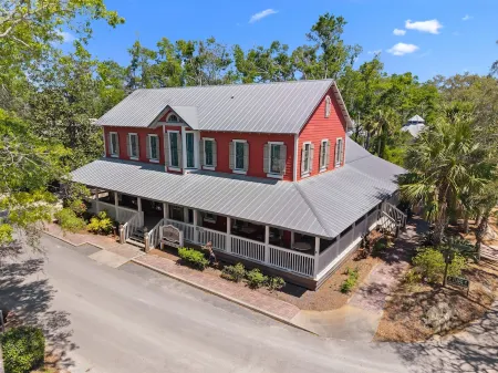 Southern Pines- Sleeps 20 with Community Pool and Docks