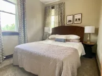 Charming Carnegie Cottage 15 Minutes from Airport & Downtown Hotels in Carnegie
