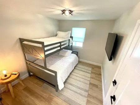 Spacious Saratoga 5BR Hot Tub Retreat