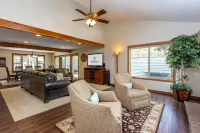 Private Hot Tub and Cozy Gas Fireplace - Stunning Sunriver Haven